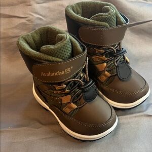 Avalanche Kids' Green and Brown Snow Boots
